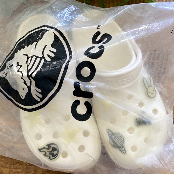 J Balivin glow in the dark crocs white NEW women’s size 6 - Picture 3 of 4